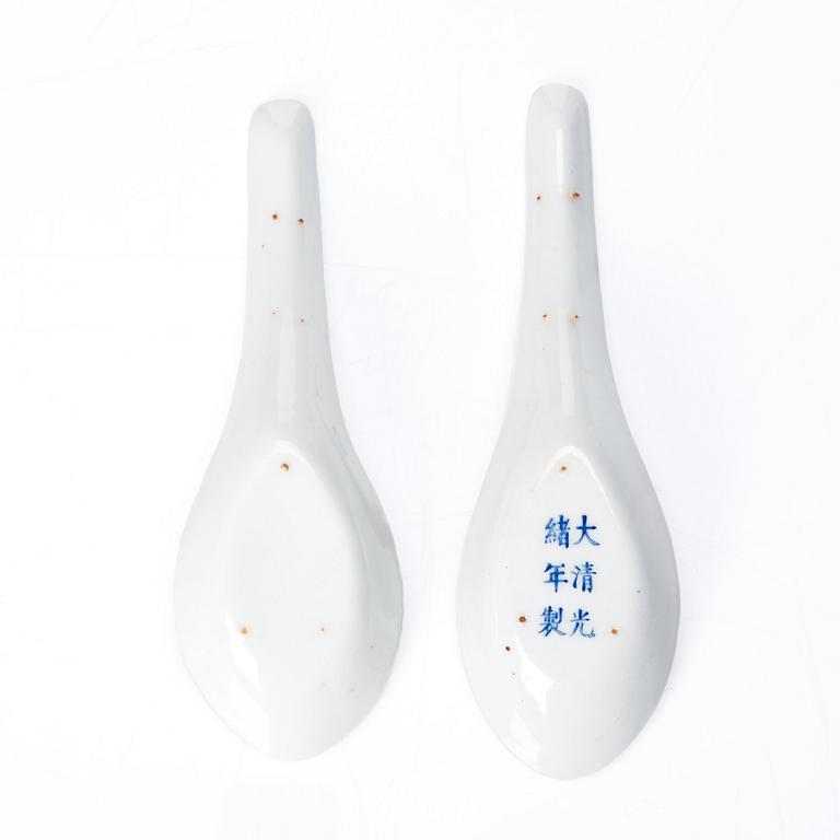 Skedar, åtta stycken, porslin. Qindynastin, Guangxus märke och period (1874-1908).