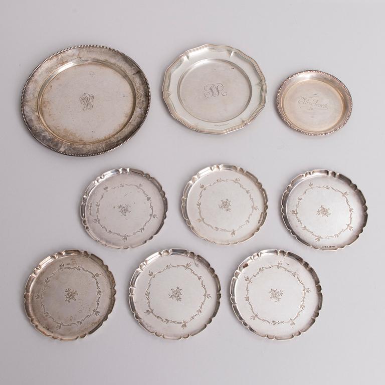 PARTI COASTERS, 9 st, silver, finska och svenska stämplar, 1930- samt 1950-tal. Tot vikt 389,9 g.