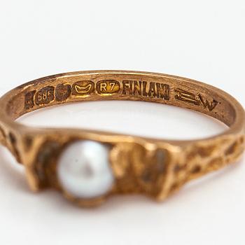 Björn Weckström, A14K gold and cultured pearl ring "Small word". Lapponia 1970.