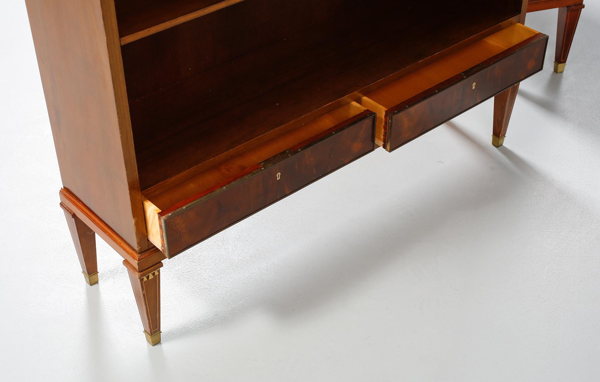 BOKHYLLOR, ett par, 1900-talets första hälft.