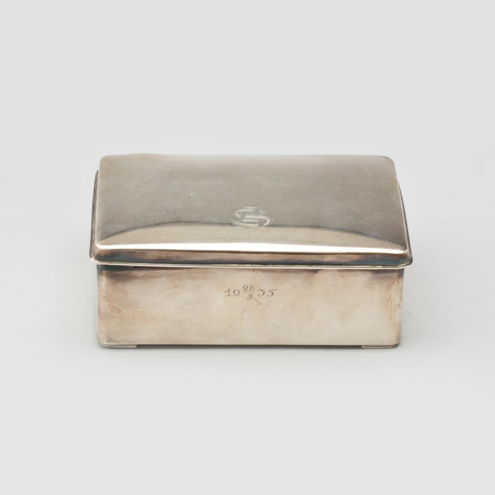 CIGARETTETUI, silver, C.G Hallberg, Stockholm, 1933. Vikt tot ca 442g.