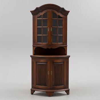 HÖRNSKÅP, gustaviansk stil, 1900-talets första hälft.