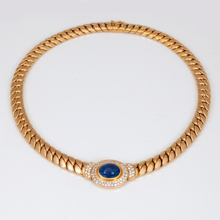 COLLIER med cabochonslipad safir ca 12.80ct samt briljantslipade diamanter totalt ca 2.00ct.
