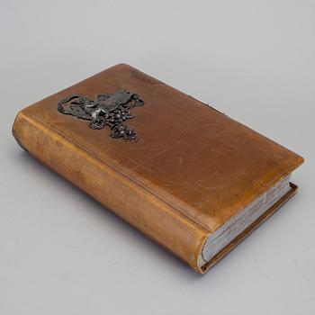 FOTOALBUM, innehållande 65 kabinettfotografier, 1900-talets början.