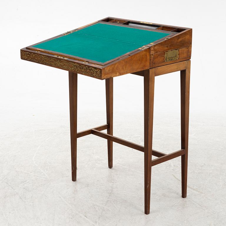 Skrivschatull på benställning, 1800-talets mitt.