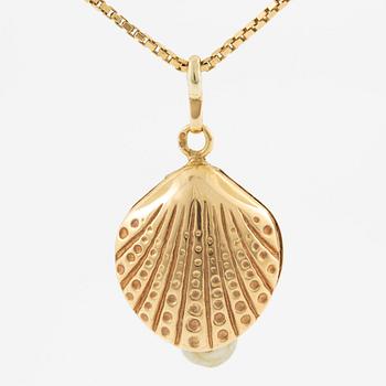 Pendant in the shape of a shell with an 18K gold chain.