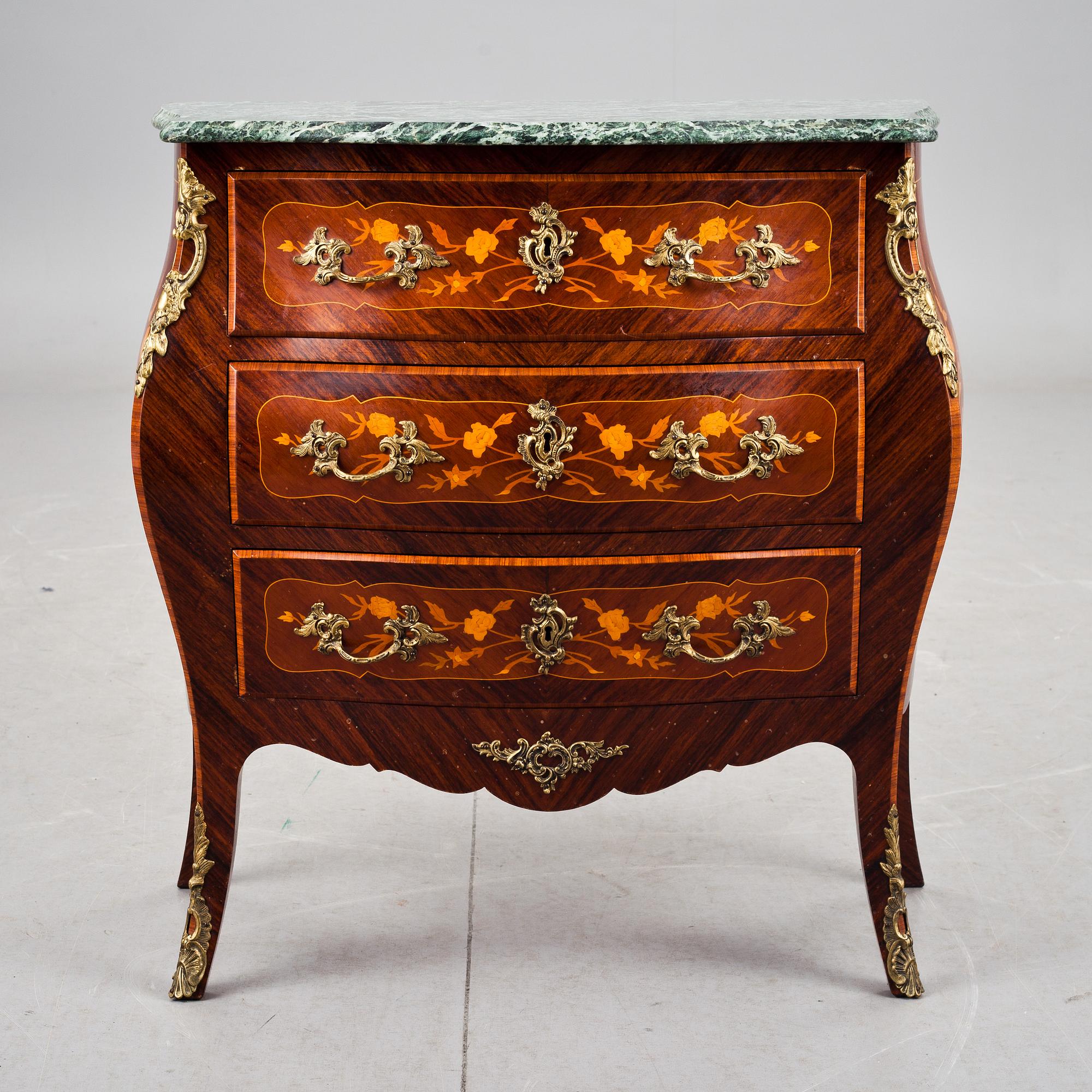 BYRÅ, rokokostil. 1900-talets andra hälft.