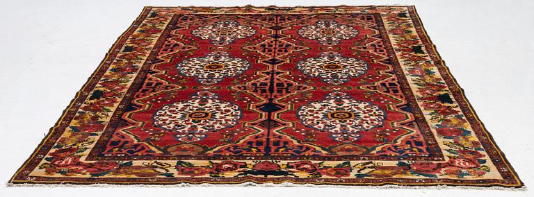 A Chahar Mahal Va Bakhtiari carpet, semiantik, c. 310 x 222 cm.