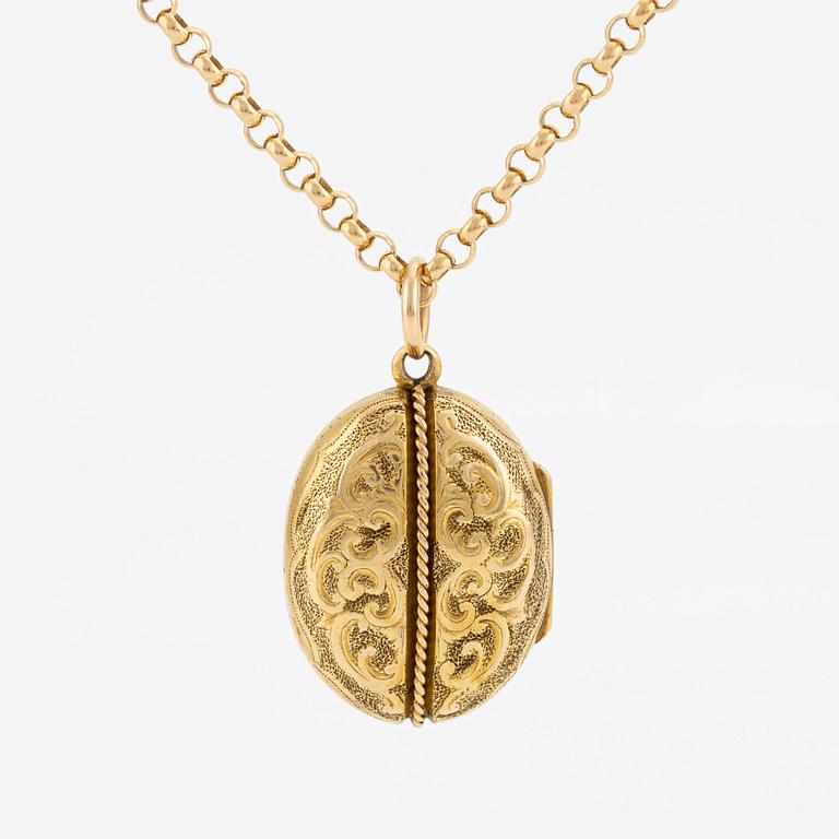 A locket medallion with chain, 18K gold.