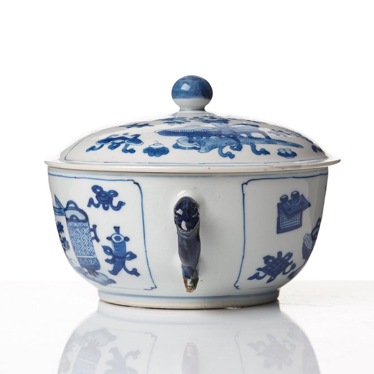 A blue and white tureen with cover, Qing dynasty, Kangxi (1662-1722).