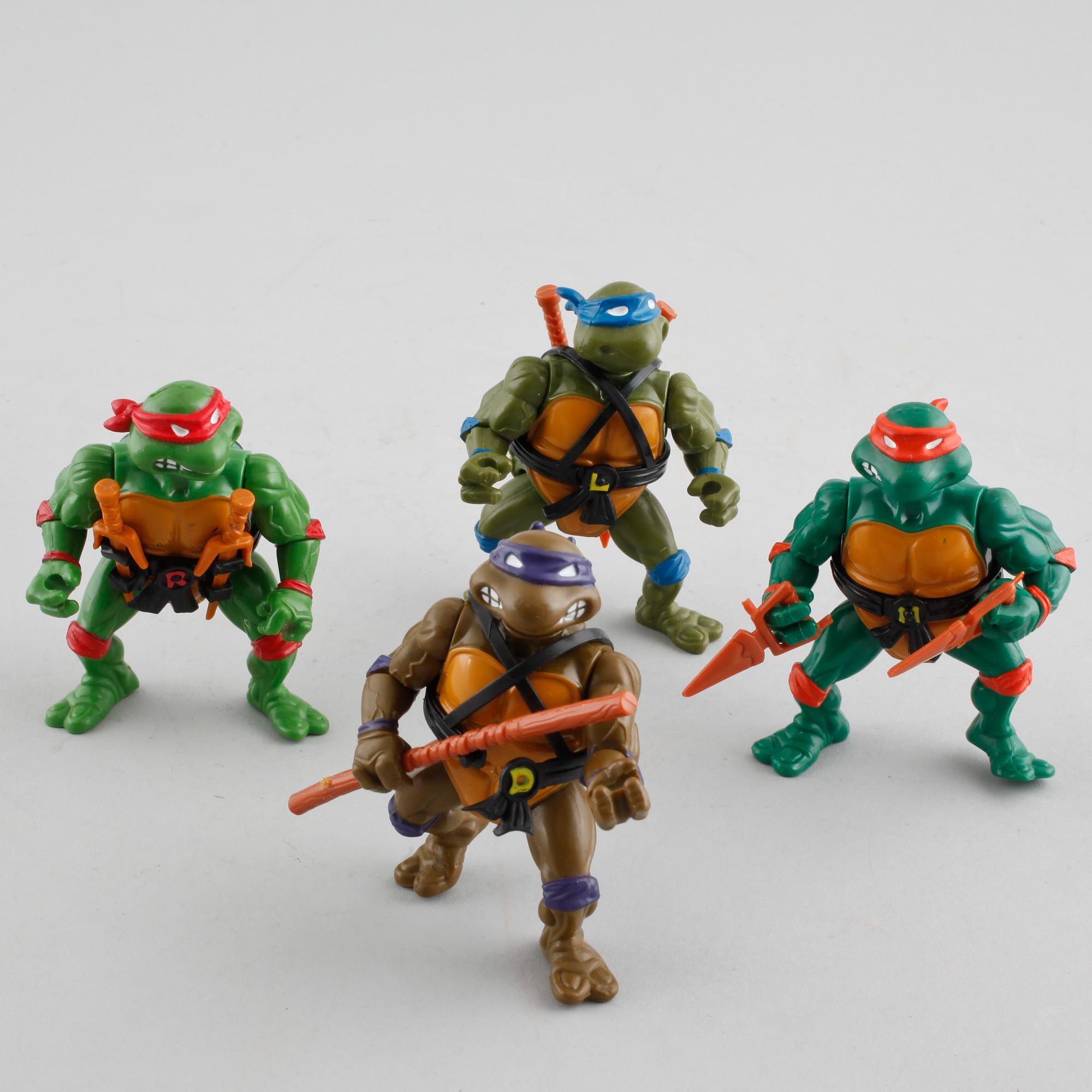 16 Teenage Mutant Ninja Turtles toys from Playmates toys 1980s and 1990s. Bukowskis