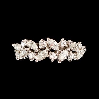 RING, 18 k vitguld, briljant och marquiseslipade diamanter tot ca 0.73 ct.