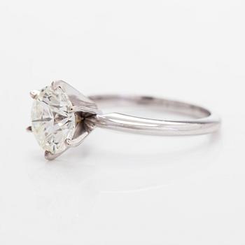 Ring, 14K vitguld, med en briljantslipad diamant ca 2.08 ct. Med EGL- intyg.