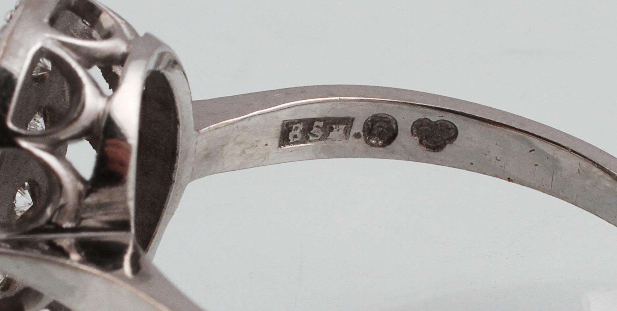 RING, 18K vitguld med ovalslipad blå safir samt briljantslipade diamanter 0.36 ct, Vetlanda, 1969. Vikt 5,2 gram.