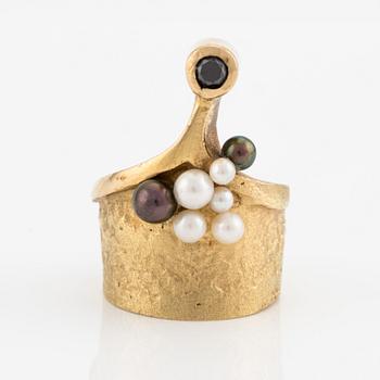 Karlheinz Sauer, an 18K gold ring set with a black diamond and cultured pearls, Kalmar 2018.