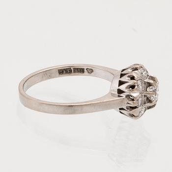 Ring 18K vitguld med runda briljantslipade diamanter.