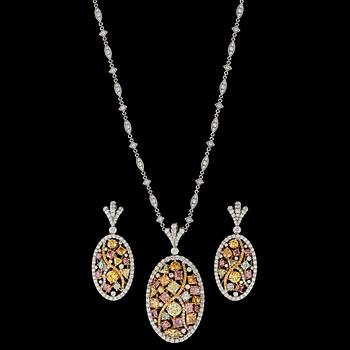 1115. A set of fancy pink, blue and yellow diamond necklace and earrings, tot. 12.50 cts.
