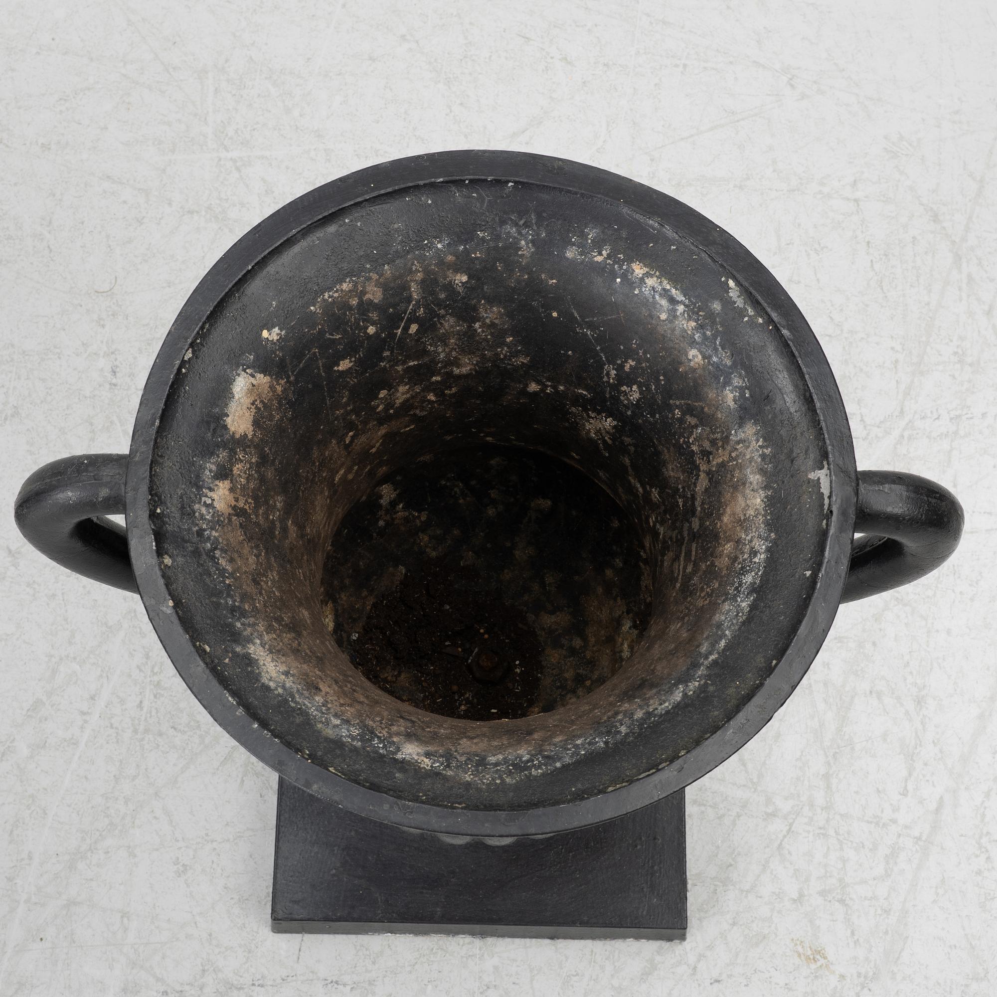 A pair of "Prakturnan" urns, Byarums Bruk, 21st century.