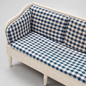 Trågsoffa, Gustaviansk stil, "Svensksund", ur IKEA:s 1700-talsserie, 1900-talets slut.