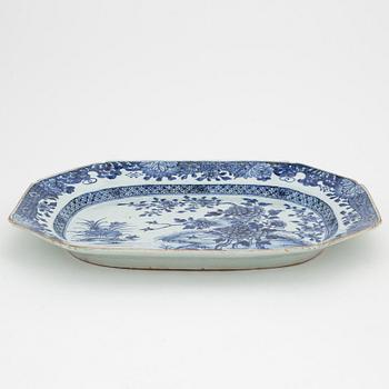 A blue and white serving dish, Qing dynasty, Qianlong (1736-95).