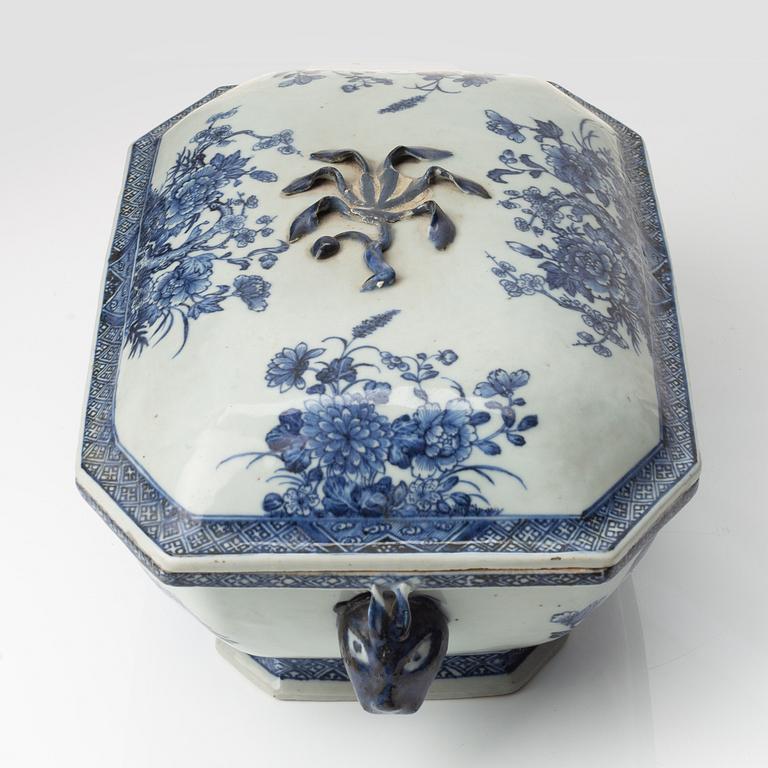A blue and white tureen with cover, Qingdynasty, Qianlong (1736-95).