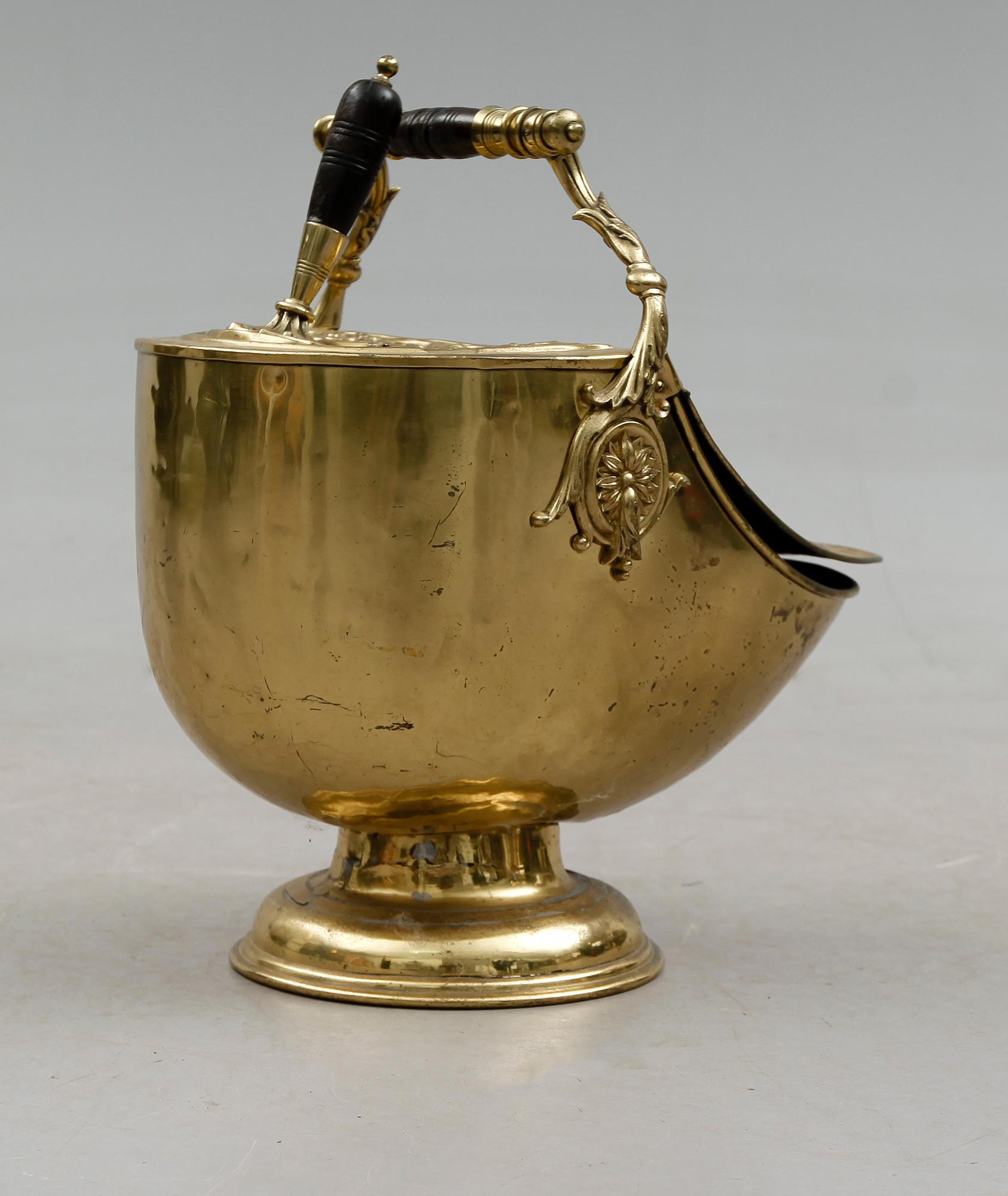 KOLBOX, mässing, England, omkring år 1900.