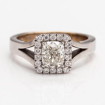 A 14K white gold ring with diamonds ca. 1.22 ct in total.