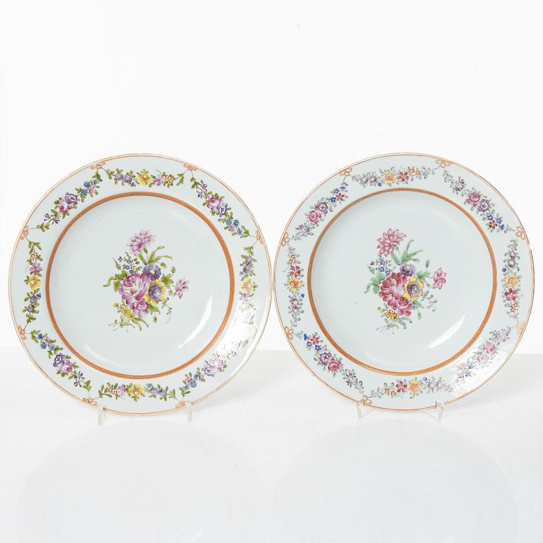 A Chinese famille rose porcelain oval dish and a pair of plates, Qing dynasty, Qianlong (1736-95).