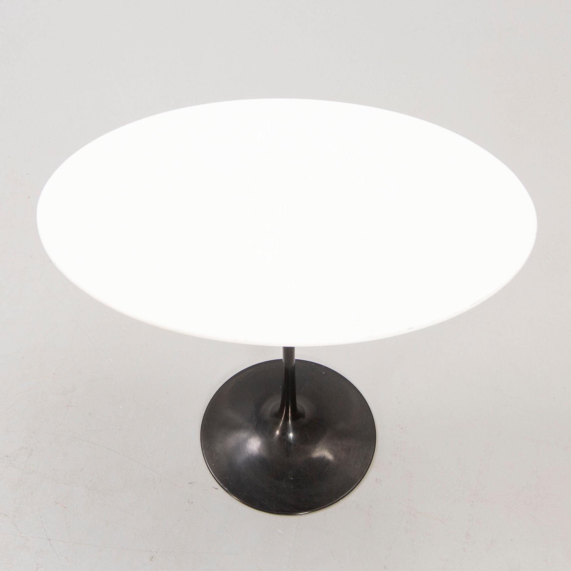 Eero Saarinen, sidobord "Tulip" Knoll International sent 1900-tal.