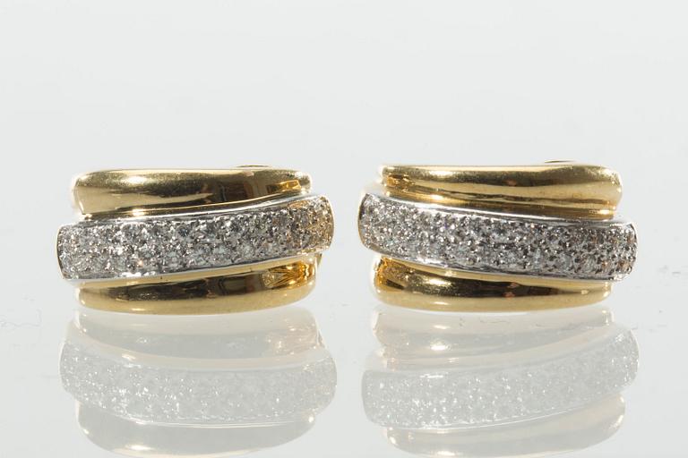 ÖRHÄNGEN, 18 k guld samt vitguld med diamanter ca 0.50 ct. Caroli Juvel, Malmö. Vikt ca 11 g.
