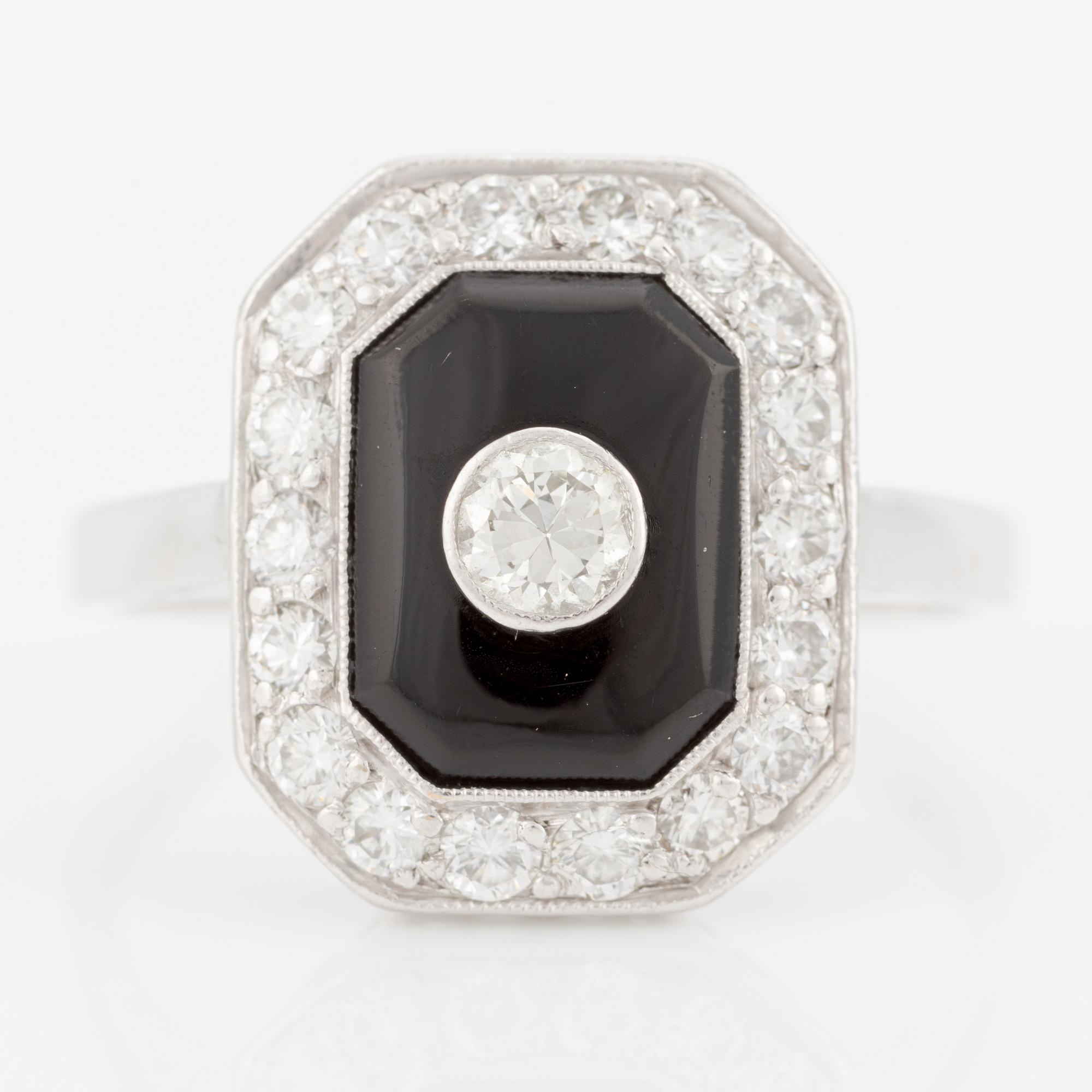 Ring 18K vitguld med onyx och runda briljantslipade diamanter.