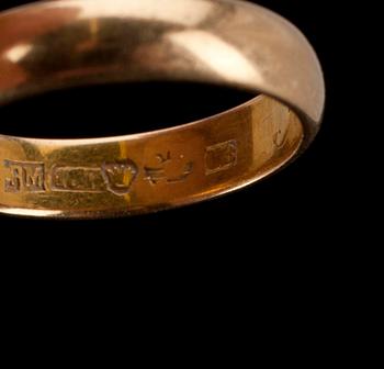 RINGAR, 8 st, guld, 1900-tal. Vikt ca 43,2 g.