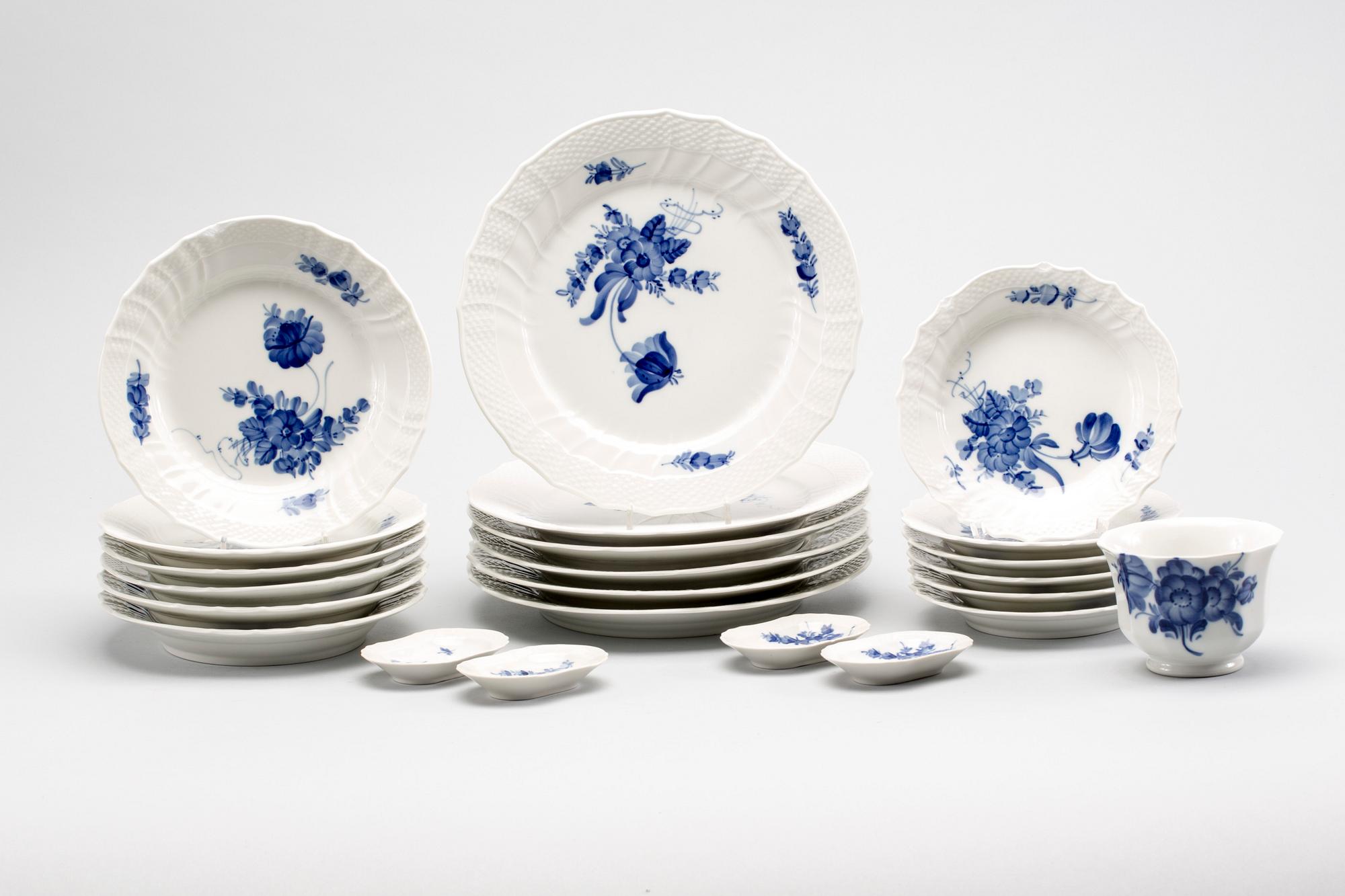 SERVISDELAR, 23 st, porslin, "Blå blomst", Royal Copenhagen, 1900-talets andra hälft.