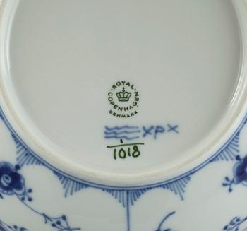 SKÅLAR 2 st och FAT 2 st, porslin. "Musselmalet", Royal Copenhagen. Modell Helblond.