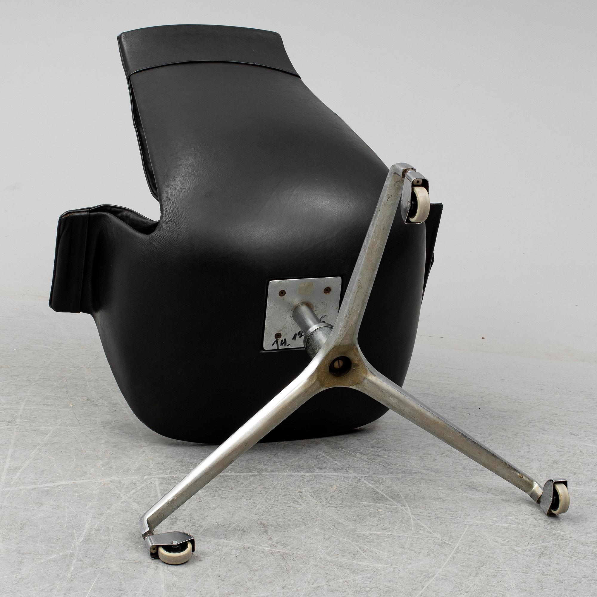 PREBEN FABRICIUS & JÖRGEN KASTHOLM, 'Tulip' easy chair.