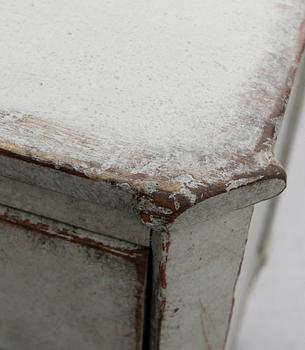 BYRÅ, sengustaviansk, omkring år 1800.