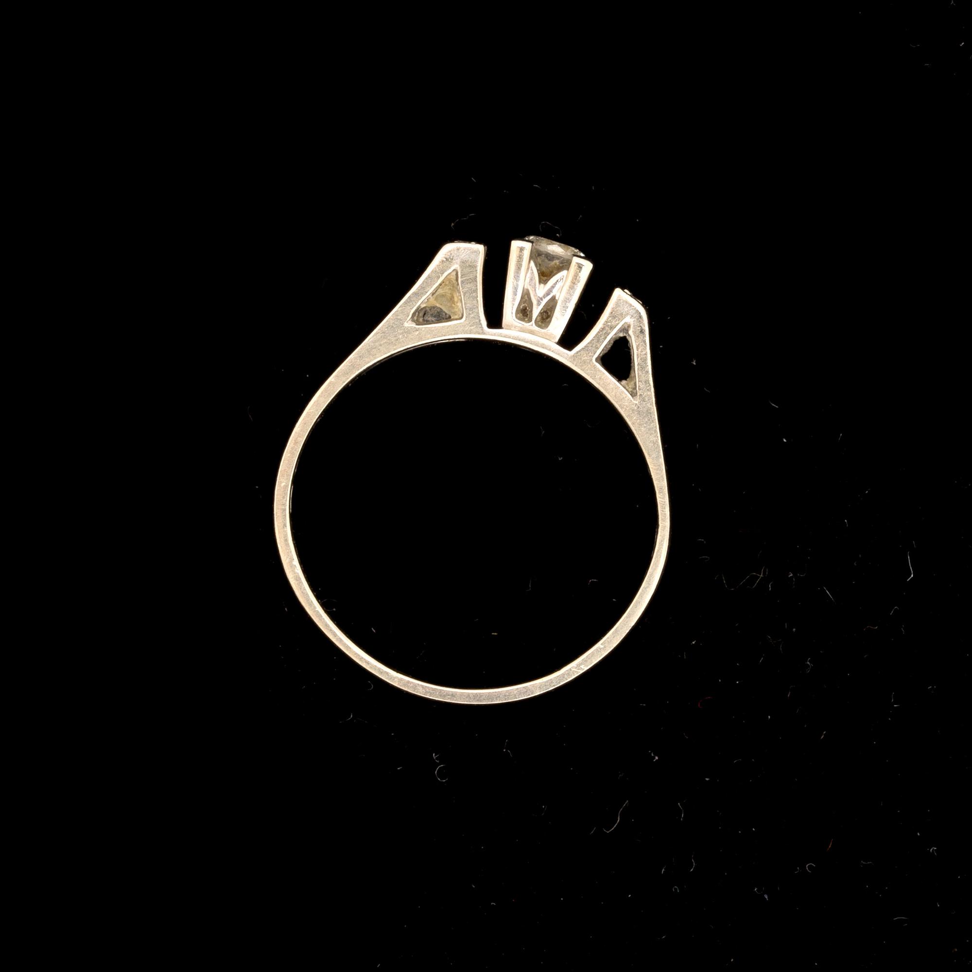 RING, 18k vitguld med briljantslipad diamant samt åttkantslipade diamanter, totalt ca 0,18 ct. Vikt ca 2 g.