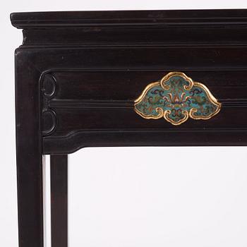 Altarbord, zitan, med infällda  plaketter av cloisonné.  Qingdynastin, Qianlong (1736-95).