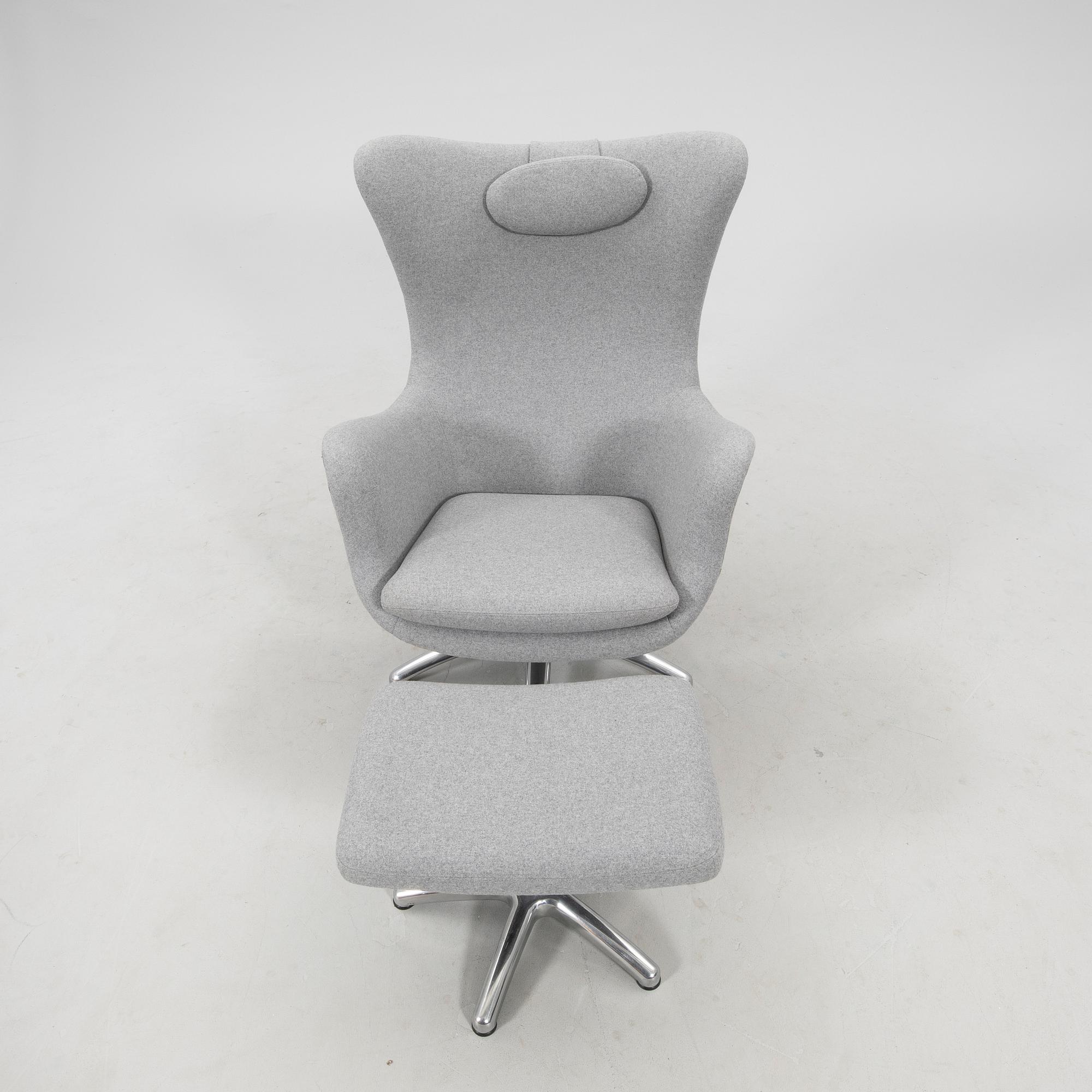 Fåtölj med fotpall "Statys" Bröderna Andersson Riise möbler 2000-tal.