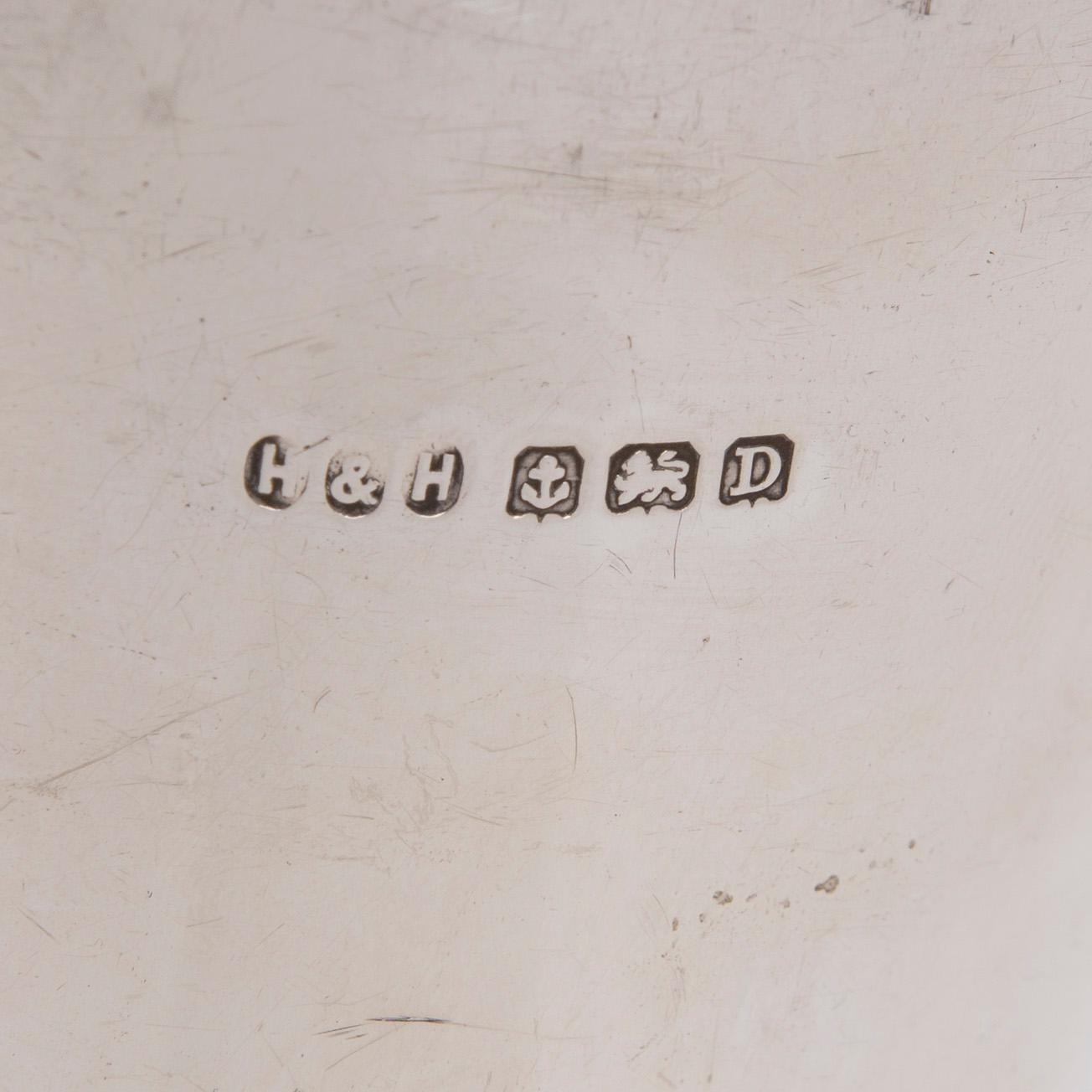 SHAKER, silver, Birmingham, England 1928. Vikt 312,6 g.