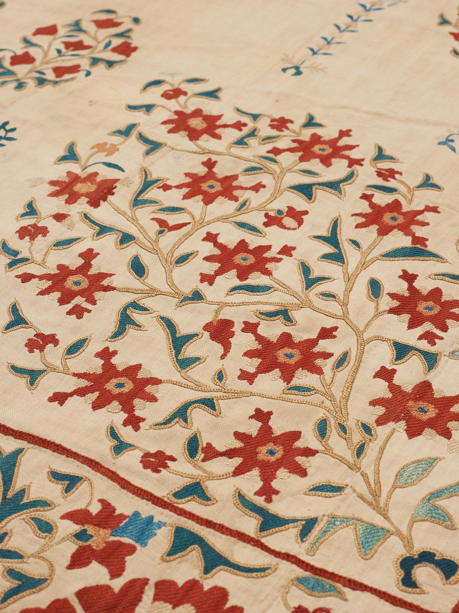 ANTIKT NURATA SUZANI. 216,5 x 145,5 cm.