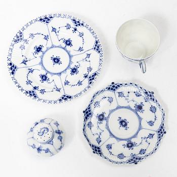 Royal Copenhagen, Servisdelar, 15 delar, porslin, "Musselmalet" halvblond respektive helblond, 1900-tal.