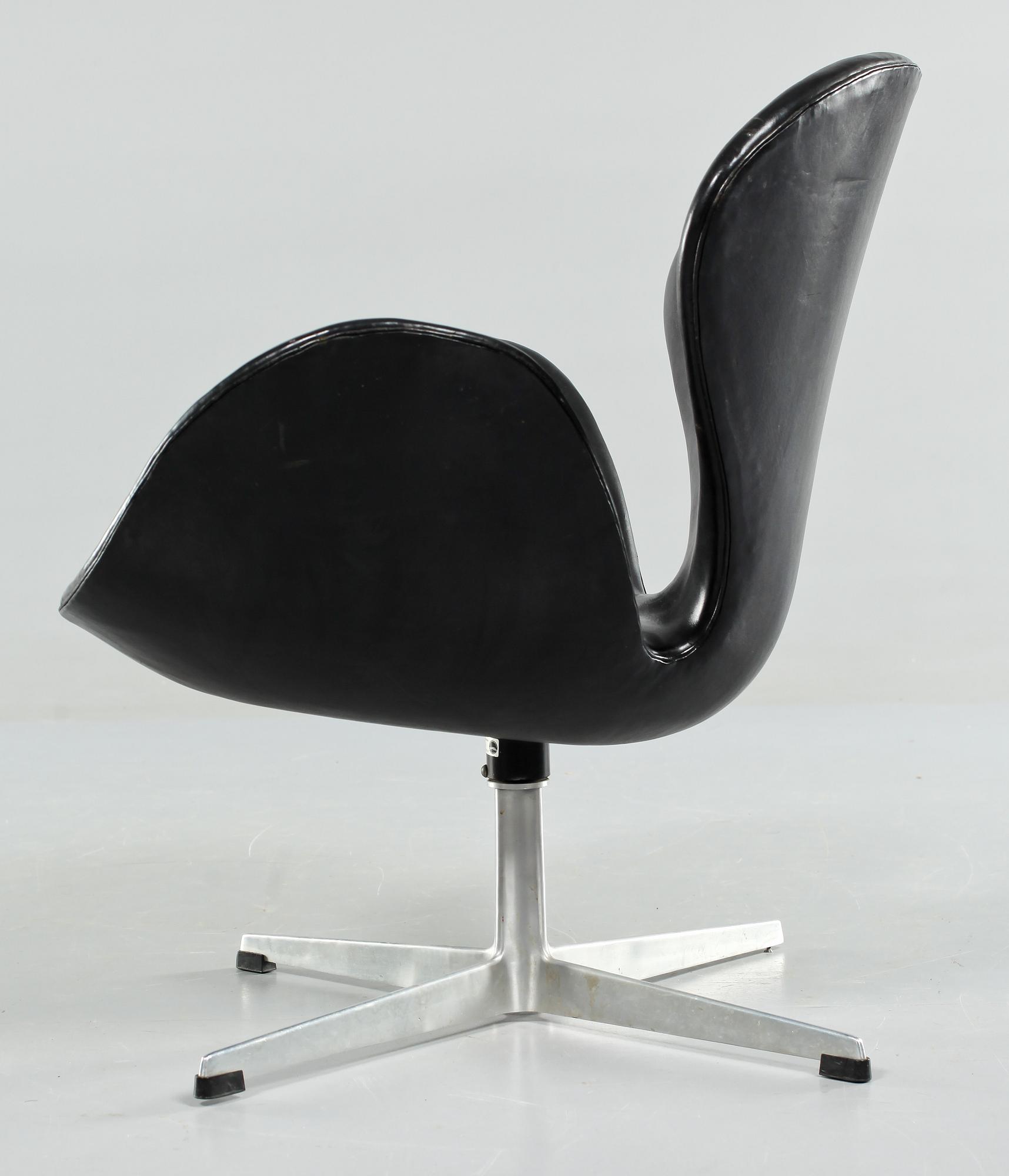 FÅTÖLJ, "Svanen", Arne Jacobsen, Fritz Hansen, 1900-talets andra hälft.