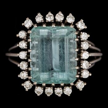 318. A step cut aquamarine and brilliant cut diamond ring, tot. app. 0.90 cts.