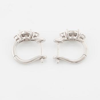 Örhängen med briljantslipade diamanter.