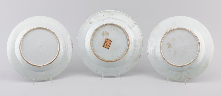 TALLRIKAR, 3 st snarlika, porslin, Kina, Qianlong 1736-1795.