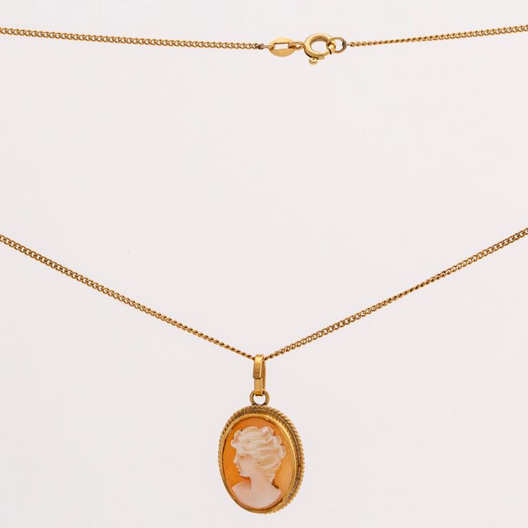 PENDANT W CHAIN and RING, 18K gold and shell cameos, length approx 54 cm, G Dahlgren & Co Malmö 1962.