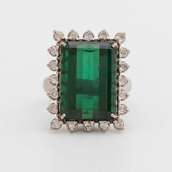 RING 18k vitguld m 1 grön turmalin ca 18 x 12 mm och diamanter 8/8 ca 0,50 ct.