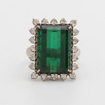 RING 18K whitegold 1 green tourmaline approx 18 x 12 mm and single-cut diamonds approx 0,50 ct.