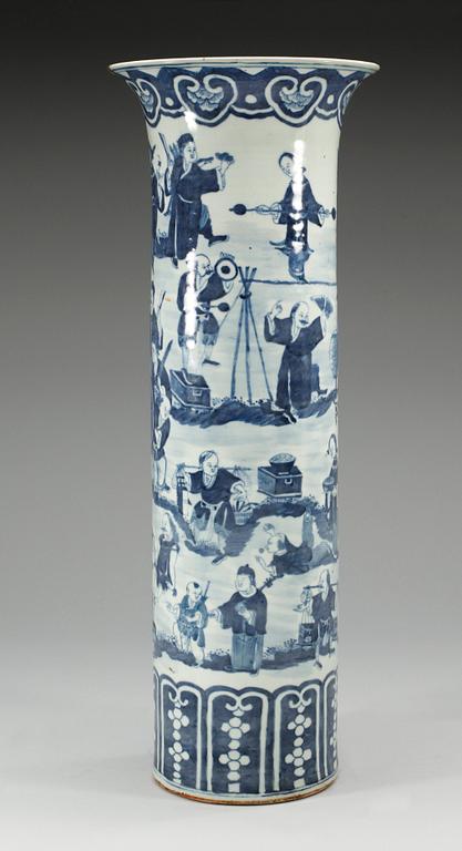 A large blue and white vase, late Qing dynasty (1644-1912).